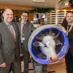 Michael Ungerer mit Thomas Kraupe und Michael Jenke vom Planetarium HH auf AIDAstella mit Weltraumkuh