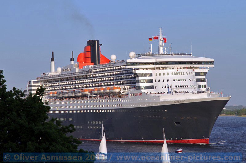 Queen Mary 2 auf der Elbe in Hamburg