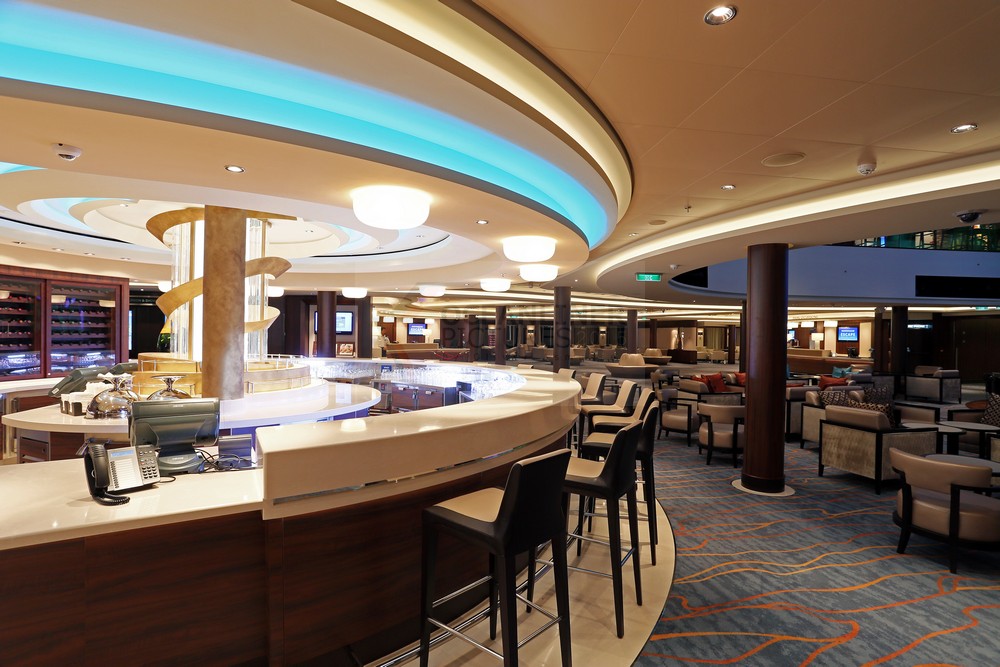 Bar at the Atrium und offener Atrium Bereich mit Rezeption Foto: Oceanliner Pictures