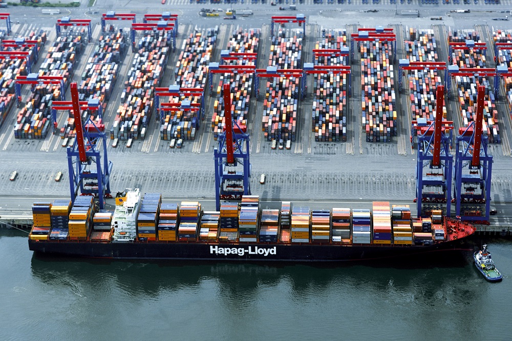 Nach Container-Brand: „Yantian Express“ auf dem Weg nach Freeport