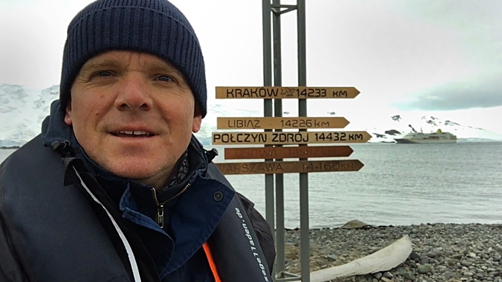 Dr. Alexander Hildebrand in der Nähe der Arctowski-Forschungsstation, mehr als 14 Tausend Kilometer von Zuhause entfernt. Im Hintergrund die MS Hamburg Foto: Dr. Alexander Hildebrand