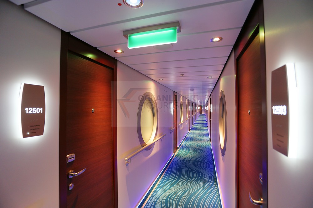 Studio-Kabine als Beispiel mit beleuchtetem Türschild Foto: Oceanliner Pictures